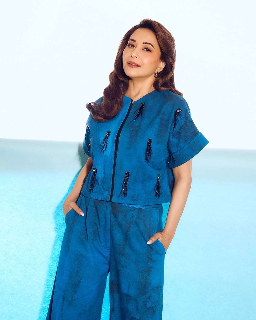 अभिनेत्री माधुरी दीक्षित आता मोठ्या पडद्यावर सक्रिय नसली तरी, सोशल मीडियावर कायम सक्रिय असते. 90 च्या दशकात माधुरीने चाहत्यांच्या मनावर आणि बॉलिवूडवर राज्य केलं. पण आजही चाहत्यांमध्ये तिची क्रेझ कायम आहे.