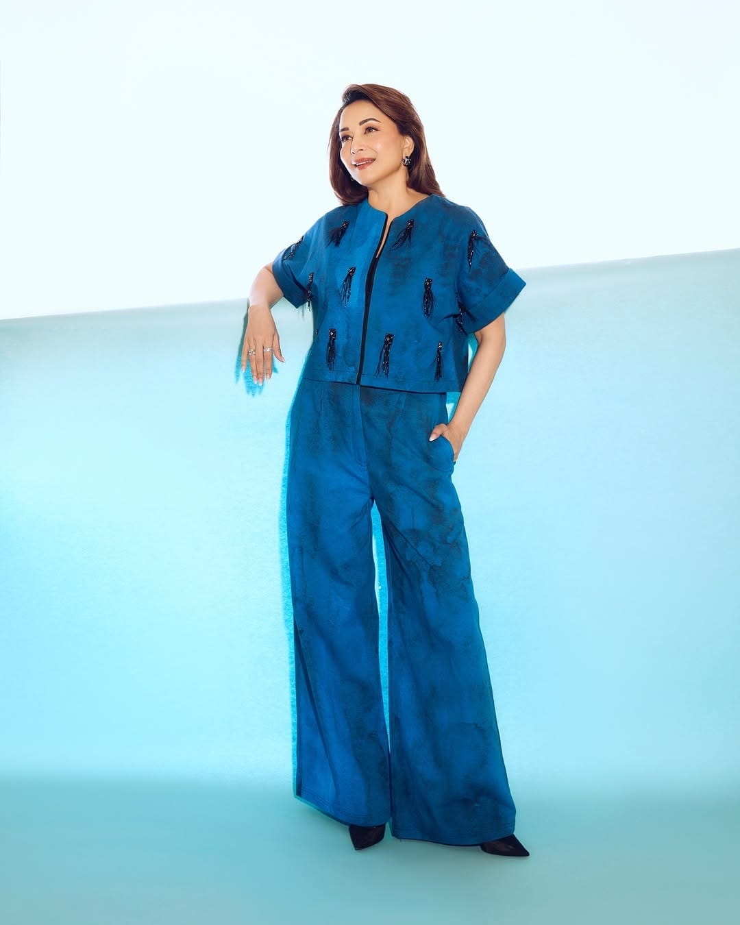 आता देखील अभिनेत्रीचे काही फोटो व्हायरल होत आहेत. फोटो पोस्ट करत अभिनेत्रीने खास कॅप्शन देखील तिलं आहे. हटके लूकमध्ये फोटो पोस्ट करत अभिनेत्रीने कपडे आणि मूडबद्दल देखील मोठं वक्तव्य केलं आहे. सध्या सर्वत्र फक्त आणि फक्त अभिनेत्रीची चर्चा रंगली आहे.