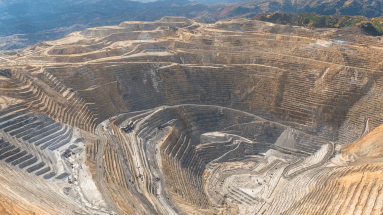 येथील सोन्याच्या अनेक खाणी शोधल्या गेल्या. याची खोली सुमारे ३ ते ४ किलोमीटर पर्यंत होती. त्यातून प्रचंड सोने काढले गेले. 