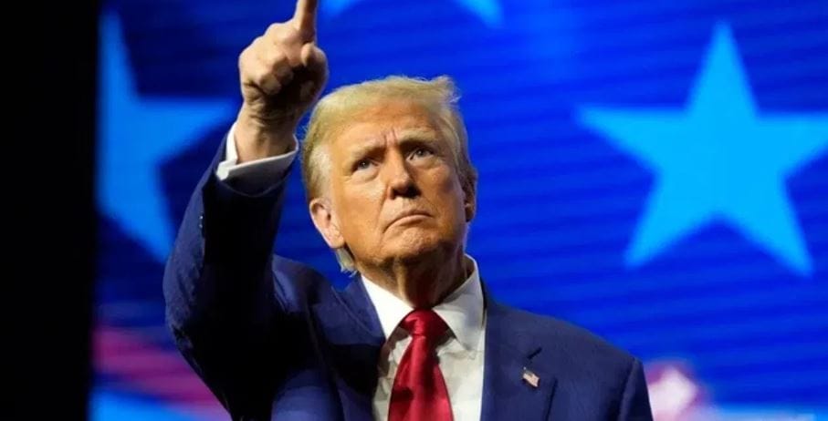 या दोन बड्या नेत्यांसह तिथे शेकडो लोक मृत्युमुखी पडले आहेत. इराणला अणूबॉम्ब तयार करण्यापासून रोखण्यासाठी ही कारवाई करण्यात आली आहे, असे म्हणत अमेरिकेचे राष्ट्राध्यक्ष डोनाल्ड ट्रम्प या हिसांचाराचे समर्थन करत आहेत. असे असतानाच आता डोनाल्ड ट्रम्प यांच्यावर युद्धगुन्ह्याअंतर्गत कारवाई केली जाऊ शकते का? ते तरुंगात जाऊ शकतात का? असे विचारले जात आहे.