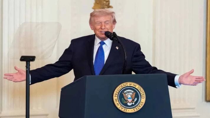 अमेरिका-इस्रायल आणि इराण यांच्यातील युद्धाचा भडका उडाला आहे. काहीही झालं तरी आम्ही माघार घेणार नाही, असे इराणने ठणकावून सांगितले आहे. तर दुसरीकडे अमेरिकेचे राष्ट्राध्यक्ष डोनाल्ड ट्रम्प यांनीदेखील इराणला कोणतीही अट न ठेवता शरणागती पत्करावी लागेल, अशी भूमिका घेतली आहे. 