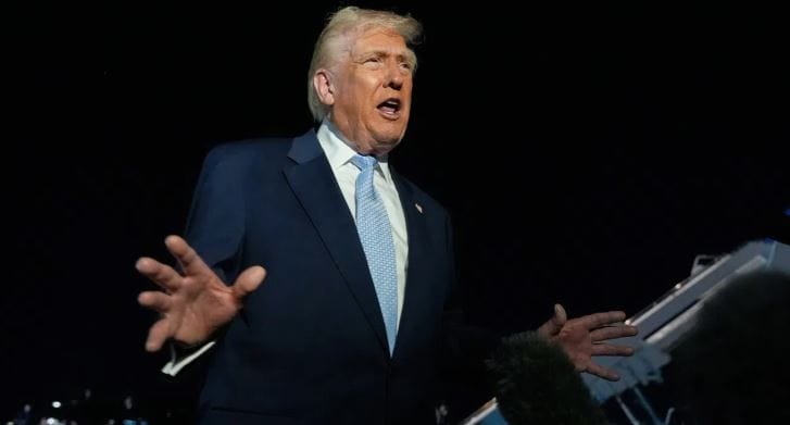 डोनाल्ड ट्रम्प यांनी थेट लाईव्ह येत ही घोषणा केली आहे. आज रात्री आम्ही इराणवर बॉम्बचा महावर्षाव करणार आहोत, असे ट्रॅम्प यांनी सांगून टाकले आहे. आम्ही केलेल्या हल्ल्यांमध्ये इराणची संवादाची यंत्रणा पूर्णपणे नष्ट झालेली आहे. त्यामुळे आता संवादाचा कोणताही पर्याय शिल्लक नाही, असेही ट्रम्प म्हणाले आहेत. 