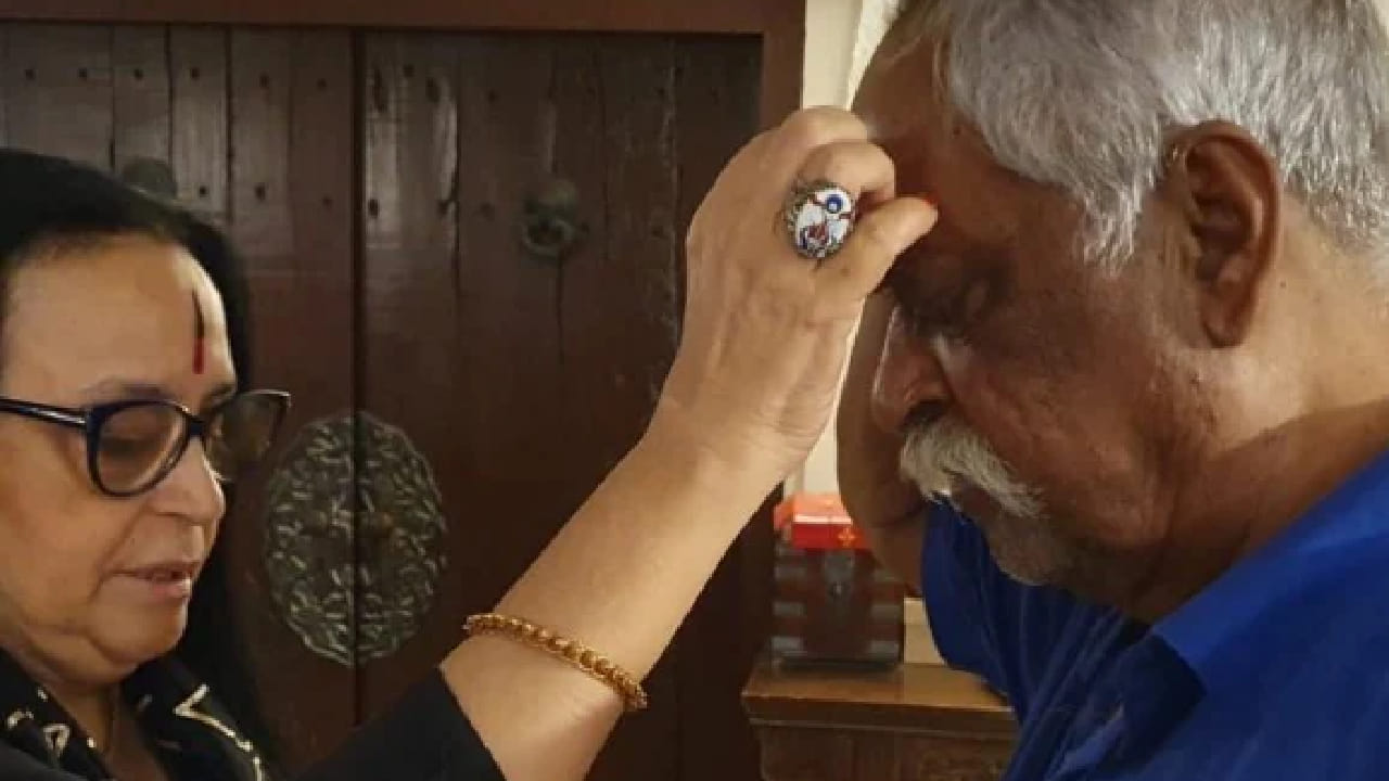 15 मार्च 1954 रोजी राजस्थानातील जोधपूर येथे जन्मलेल्या इला अरुण यांनी आपल्या खास, दमदार आवाजामुळे 90 च्या दशकात मोठी लोकप्रियता मिळवली. त्यांचे सर्वात गाजलेले गाणे म्हणजे 'चोली के पीछे क्या है' जे 1993 साली प्रदर्शित झालेल्या खलनायक या चित्रपटातील आहे. 