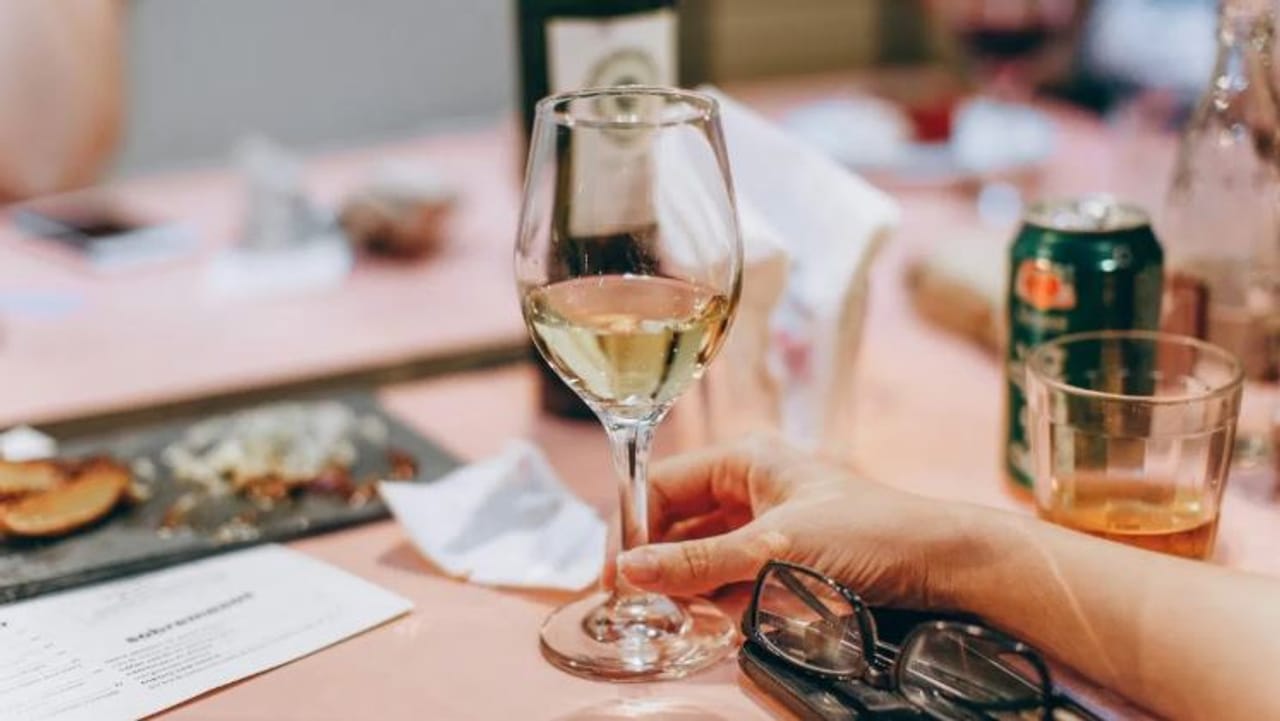 मद्य हे आरोग्यास हानिकारक असते. तरीदेखील आजघडीला भारतात लाखो लोक मद्यप्राशन करतात. मद्यप्राशन करताना लोकांना चखणा खाण्याची फार सवय असते. आजकाल लोक वेगवेगळ्या प्रकारचे चखणा खातात. परंतु काही प्रकारचे चखणे हे शरीरासाठी खूप धोकादायक असतात. 