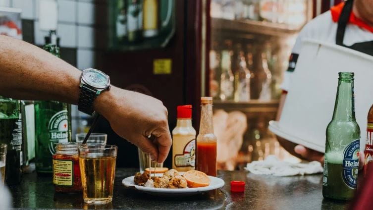 चखणा खाताना काळजी घ्यायला हवी. आजकाल लोक मद्यप्राशन करताना तळलेले, खारट असा चखणा खातात. परंतु तळलेल्या चखण्यामुळे तुमच्या शरीरावर वाईट परिणाम होऊ शकतो. तसेच तेलकट चकणादेखील खाऊ नये. 