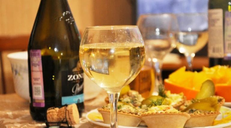 तेलकट, तळलेला, अतिखारट चखणा खाल्ल्याने ब्लोटिंग वाढते. त्याचा परिणाम तत्काळ दिसत नसला तरीही भविष्यात मोठे नुकसान होऊ शकते. त्यामुळेच मद्यप्राशन करताना कोणता चखणा खावा, हे माहिती असणे गरजेचे आहे. 