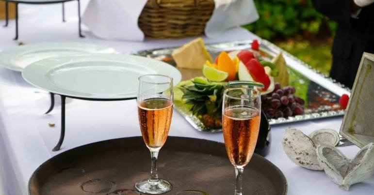 मद्यप्रशान करताना तुम्ही शेंगदाणे खाऊ शकता. मद्य आणि शेंगदाणा हा बेस्ट पर्याय मानला जातो. मद्यपान करताना सफरचंद, केळीदेखील खाता येते. मद्यपान करताना प्रोटीन असलेले पदार्थ खाल्ल्यास नशा कमी चढते असे म्हटले जाते. मद्यपान करताना बदामदेखील खाता येऊ शकतो. 