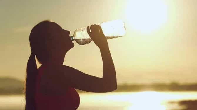जेवणासह की नंतर? कधी आणि किती पाणी प्यावे?