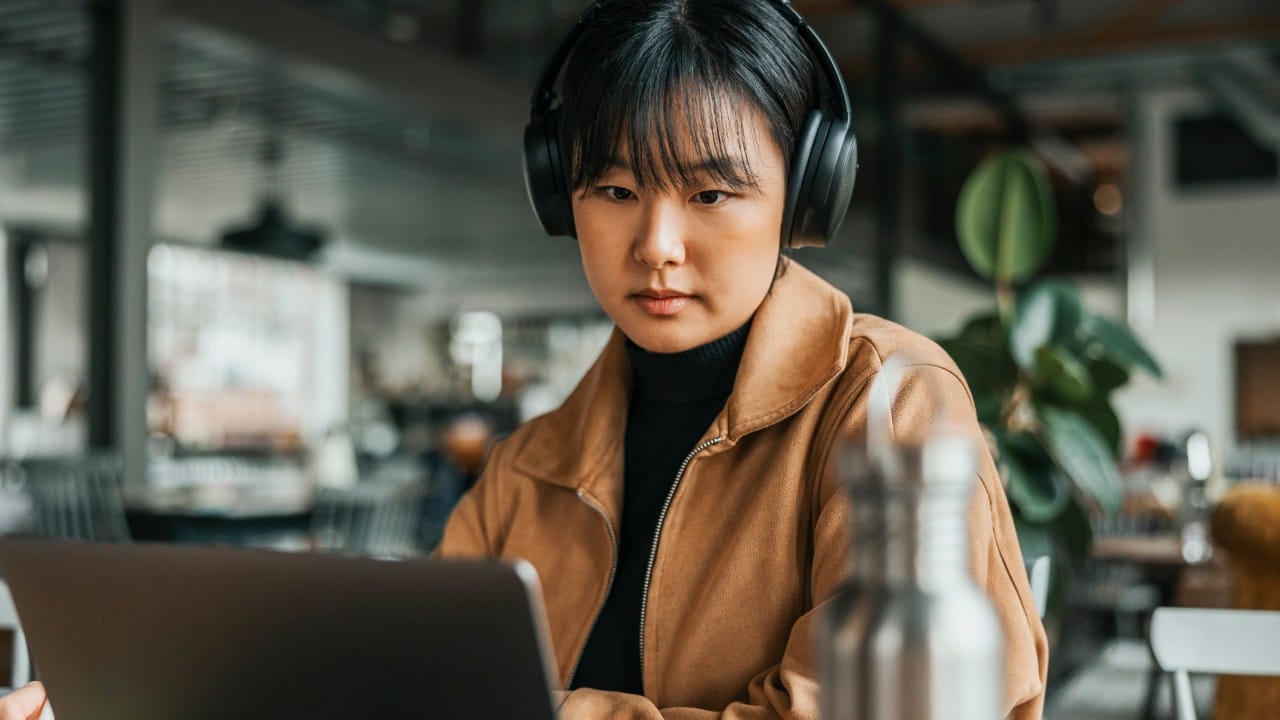 अनेकजण आपले इअरफोन्स इतरांसोबत शेअर करतात, ज्यामुळे बॅक्टेरिया पसरून कानात संसर्ग, खाज किंवा जळजळ होण्याचा धोका वाढतो. तसेच मोठ्या आवाजात संगीत ऐकल्याने केवळ डोकेदुखीच नाही, तर मायग्रेनचा त्रासही बळावू शकतो. याचा थेट परिणाम तुमच्या एकाग्रतेवर होतो, ज्यामुळे कामात किंवा अभ्यासात लक्ष देणे कठीण जाते.