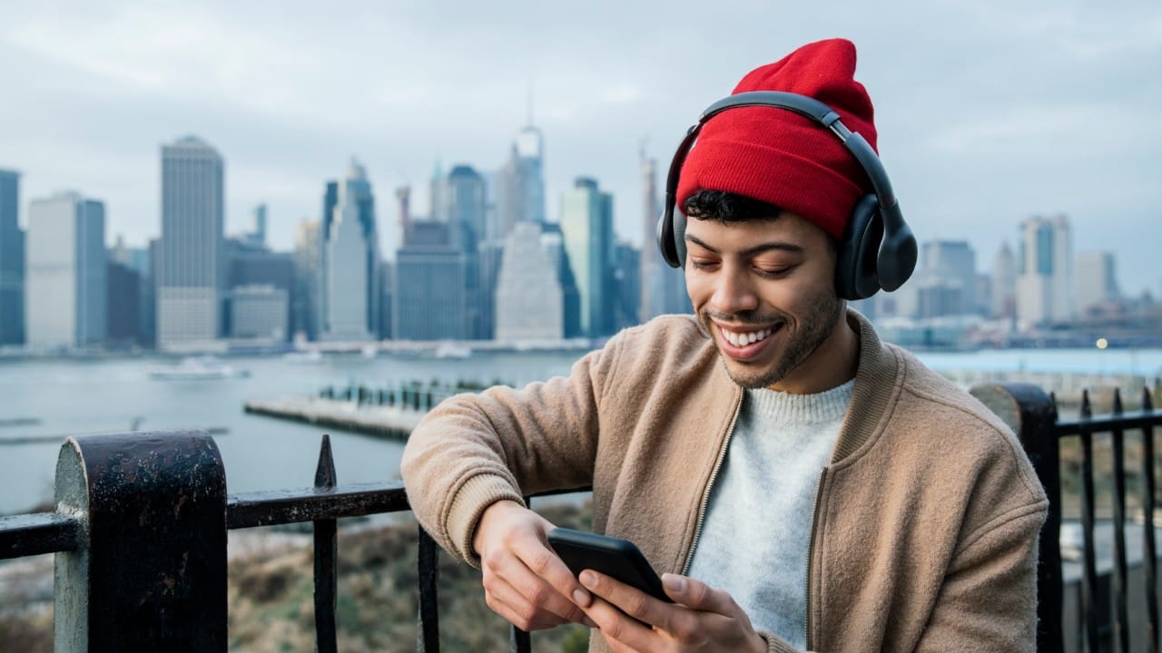 सततच्या वापरामुळे कानाच्या पडद्यावर थेट दाब पडतो, जो भविष्यात हानिकारक ठरू शकतो. इअरफोनमधून निघणारे ध्वनी लहरी थेट कानाच्या आतील भागावर आघात करतात, ज्यामुळे हळूहळू ऐकण्याची क्षमता कमी होऊ लागते.