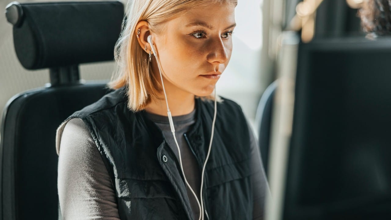 आरोग्य तज्ज्ञांच्या मते, हेडफोन किंवा इअरफोनचा वापर दिवसातून केवळ १ ते २ तासांपर्यंत मर्यादित असावा. जर कामामुळे तुम्हाला ते जास्त वेळ वापरावे लागत असतील, तर दर ३०-४० मिनिटांनी कानांना विश्रांती देणे अनिवार्य आहे.