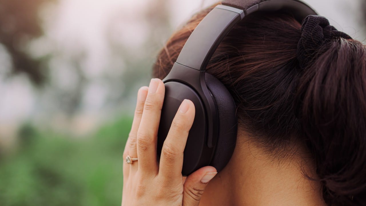 मात्र, सोयीसाठी वापरले जाणारे हे गॅजेट्स आता आरोग्यासाठी धोक्याची घंटा वाजवू लागले आहेत. तज्ज्ञांच्या मते, इअरफोनचा अतिवापर केल्यास कायमस्वरूपी बहिरेपणा येण्यासोबतच इतरही अनेक गंभीर समस्या उद्भवू शकतात.