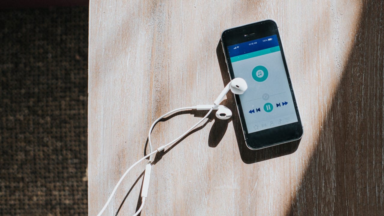 आजच्या डिजीटल युगात गाणी ऐकणे, चित्रपट पाहणे किंवा तासनतास फोनवर बोलण्यासाठी इअरफोन आणि हेडफोनचा वापर केला जातो. हेडफोन आणि इअरफोन हे आपल्या जीवनाचा अविभाज्य भाग बनले आहेत.