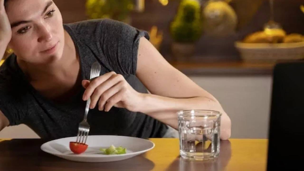 जर तुम्हाला निरोगी राहायचे असेल तर शक्यतो फळे जेवणानंतर खाऊ नका. फळे नाश्त्यात किंवा दुपारचावेळी म्हणजे चार वाजताच्या भुकेला खा. 