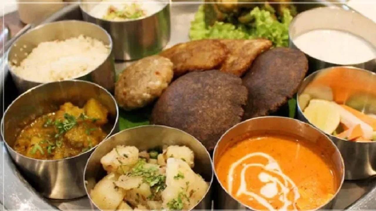  फायबर आपण केलेले जेवण पचवण्यास मदत करते. जड अन्नामध्ये असलेले प्रथिने आणि चरबी पचण्यास जास्त वेळ लागतो. यामुळे कधीही फळे जेवणापूर्वी खा. 