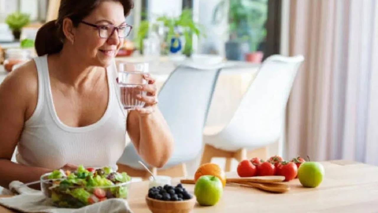 बरेच लोक फुल जेवण केल्यानंतर फळे खातात. मात्र, हे आरोग्यासाठी चांगले मानले जात नाही. फळांमध्ये नैसर्गिक साखर मोठ्या प्रमाणात असते. 