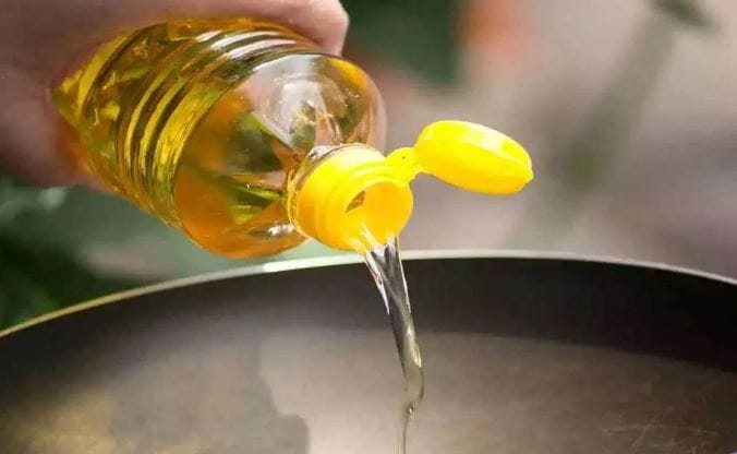 इराणने होर्मुझची सामुद्रधुनी बंद केल्याने भारतात नैसर्गिक वायू आणि एलपीजी गॅसचा तुटवडा भासतो आहे. भारतात एलपीजी गॅसची टंचाई वाढली आहे. आता संपूर्ण भारतात खाद्यतेलाची किंमतही वाढली आहे. खाद्यतेल साधारण पाच ते दहा रुपयांनी महागले आहे. 