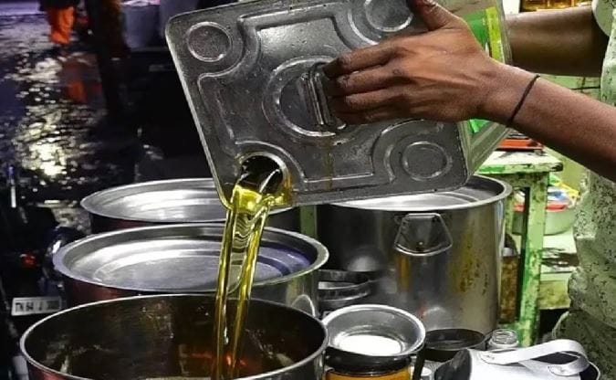 एकीकडे घरगुती गॅस सिलिंडरची किंमत वाढलेली आहे. दुसरीकडे व्यावसायिक गॅसही वेळेवर मिळत नाहीये. त्यामुळे औद्योगिक पातळीवरही भारताचे मोठे नुकसान होत आहे. आता खाद्यदेलाबाबत चिंता वाढवणारी ही नवी माहिती समोर आली आहे. 