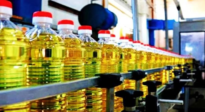 सोयाबीन तेलामध्येही प्रत्येक किलोमागे 4 रुपयांची वाढ झाली आहे. शेंगदाणा तेल, मोहरीच्या तेलाच्या दरात अंदाजे 3 रुपये प्रति किलोने वाढ झाली आहे. युद्धाची परिस्थिती अशीच कायम राहिल्यास भविष्यात खाद्यतेलाची किंमत आणखी वाढण्याची शक्यता व्यक्त केली जात आहे.  