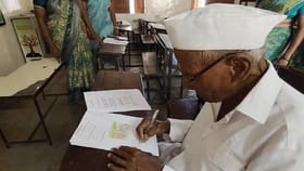 जेजुरीत 99 वर्षांच्या आजोबांनी दिली 'साक्षरते'ची परीक्षा.