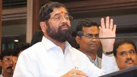 मोठी बातमी! शिवसेना नाराज? एकनाथ शिंदे अचानक दिल्लीला रवाना.