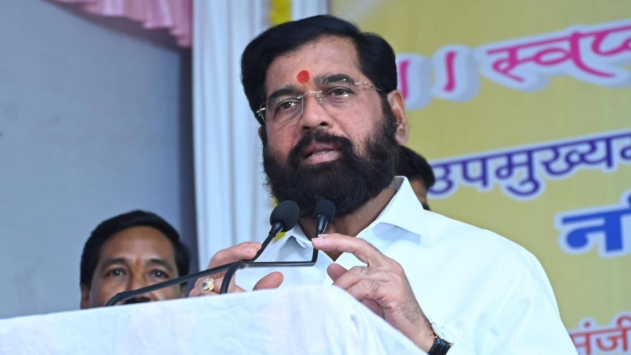 आमदार आणि खासदारांनंतर आता पंचायत समित्यांवरही शिंदेंचा कब्जा, कोणत्या तालुक्यात कोणाची वर्णी? आमदार आणि खासदारांनंतर आता पंचायत समित्यांवरही शिंदेंचा कब्जा, कोणत्या तालुक्यात कोणाची वर्णी?