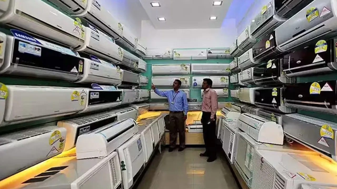 उन्हाळ्याची चाहूल लागताच बाजारात एसी, फ्रीज, कुलर यांसारख्या गोष्टींची मागणी वाढू लागली आहे. अशा वेळी ग्राहकांना एक मोठा प्रश्न पडलेला असतो. तो म्हणजे लेटेस्ट की गेल्यावर्षीचे कोणतं मॉडेल खरेदी करावे? आज आपण याबद्दल सविस्तर जाणून घेऊया