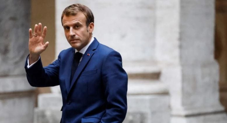 विशेष म्हणजे या आदेशानंतर चार्ल्स डी गॉल ही युद्धनौका बाल्टिक सागरातून मेडिटेरेनियनच्या (भूमध्य सागर) दिशेने रवाना झाली आहे. मित्र देशाचे हित आणि संपत्ती याचे रक्षण व्हावे या साठी फ्रान्सने हा निर्णय घेतला आहे. हा निर्णय समोर येताच मॅक्रॉन यांचा एक जगाला संबोधित करतानाचा एक व्हिडीओ समोर आला आहे. 