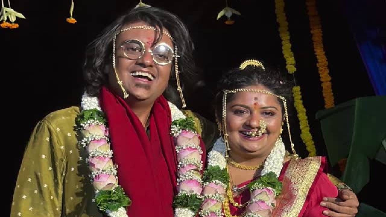 'नवराई माझी लाडाची' असं कॅप्शन देत वनिता खरातने या लग्नसोहळ्याचे फोटो पोस्ट केले आहेत. ईशाचा नवरा अभिषेक हा गीतकार आणि लेखक आहे. त्याने 'लक्ष्मी निवास' आणि 'खुलता कळी खुलेना' या मालिकांची शीर्षक गीते लिहिली आहेत. 
