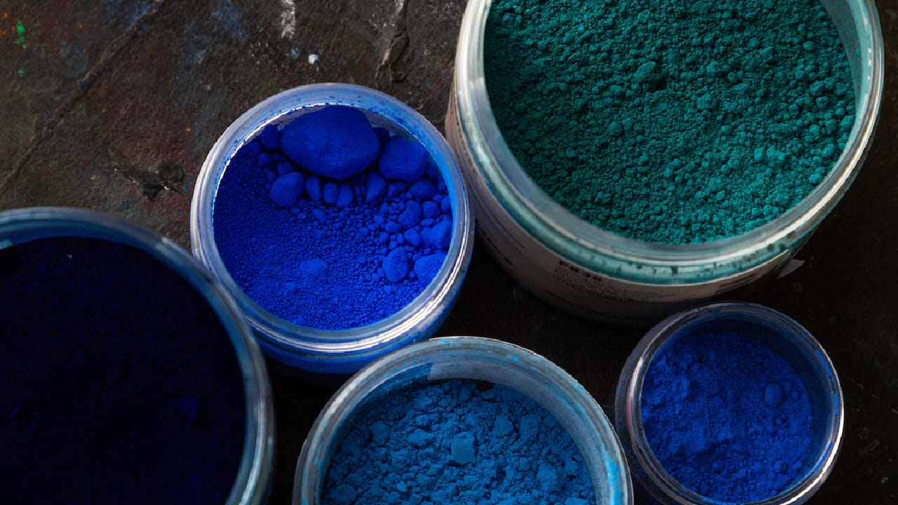 अशाच रंगांमध्ये सर्वात महत्त्वाचे नाव आहे लॅपिस लाझुली. या मौल्यवान दगडापासून तयार होणारा ‘अल्ट्रामरीन’ निळा रंग. असे म्हटले जाते की शुद्ध आणि नैसर्गिक पद्धतीने तयार केलेल्या अल्ट्रामरीनच्या एका ग्रॅमची किंमत 80 हजार रुपयांपेक्षाही जास्त जाऊ शकते. मग हा रंग इतका महाग आणि खास का मानला जातो? जाणून घेऊया.