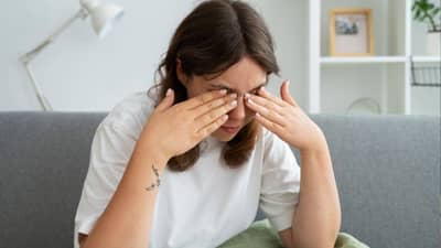 या सोप्या टिप्स डोळ्यांचा थकवा कमी करण्यास करतील मदत