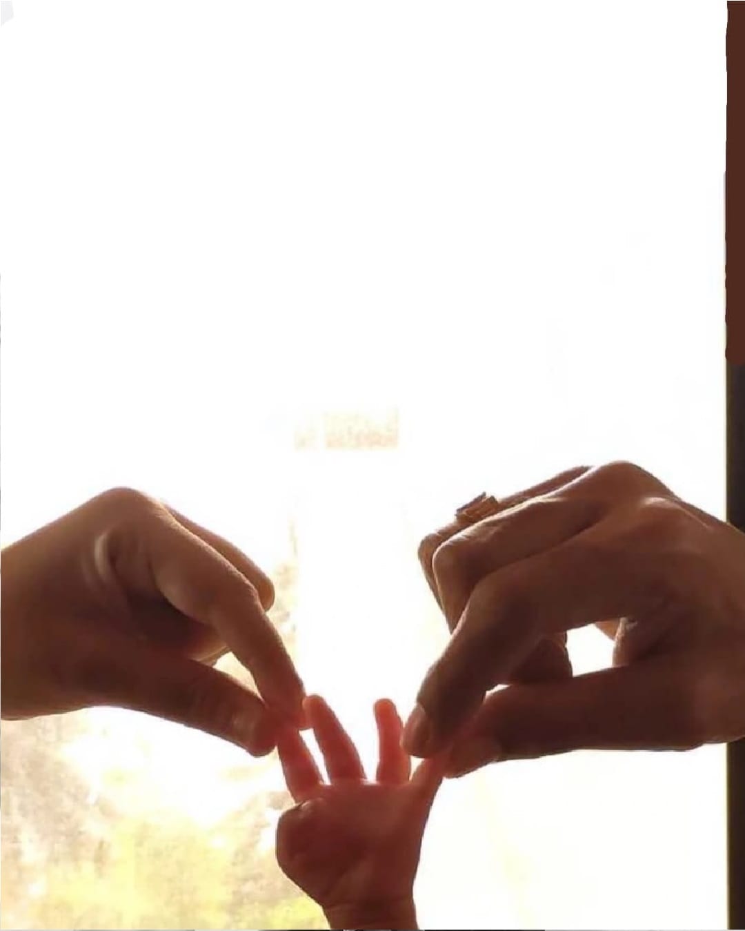 सोशल मीडियावर अनेकांना अधोक्षज यांच्यावर शुभेच्छांचा वर्षाव केला. अधोक्षज याच्याबद्दल सांगायचं झालं तर, तो देखील भाऊ संकर्षण याच्याप्रमाणे अभिनय क्षेत्रात काम करतो. शिवाय सोशल मीडियावर देखील कायम सक्रिय असते.