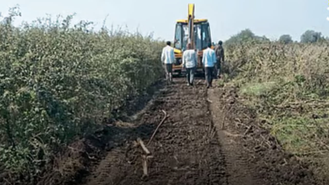 सरकारने ‘मुख्यमंत्री बळीराजा शेत/पाणंद रस्ते योजना’ अधिक प्रभावी करण्यासाठी सुधारित शासन निर्णय जारी केला आहे. या नव्या निर्णयानुसार, शेतरस्ते अडवणारे किंवा सार्वजनिक रस्त्यांवर अतिक्रमण करणाऱ्यांवर कडक कायदेशीर कारवाई केली जाणार आहे.