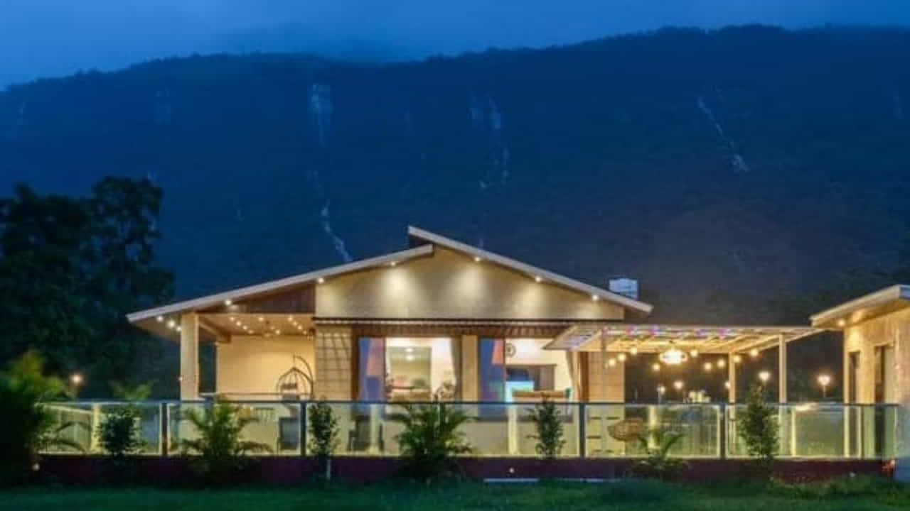 मराठी अभिनेत्री आणि सौंदर्य क्वीन म्हणून सोशल मीडियावर चर्चेत असणाऱ्या प्राजक्ता माळीने काही वर्षांपूर्वी कर्जतमध्ये आलिशान फार्महाऊस विकत घेतलं.