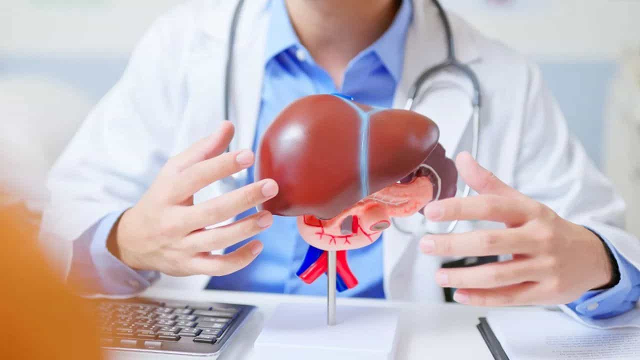 आजकाल फॅटी लिव्हरची समस्या खूप वाढली आहे. आहाराच्या चुकीच्या सवयी हे देखील एक मोठे कारण यासाठी असते. अनेक लोक फॅटी लिव्हरला एक सर्वसामान्य समस्या मानतात आणि या संदर्भात काही मिथक देखील आहेत. या मिथकांसंदर्भात सफदरजंग हॉस्पिटलचे सिनियर रेसिडेंट डॉ. दीपक सुमन यांच्या केलेली बातचीत पाहा...