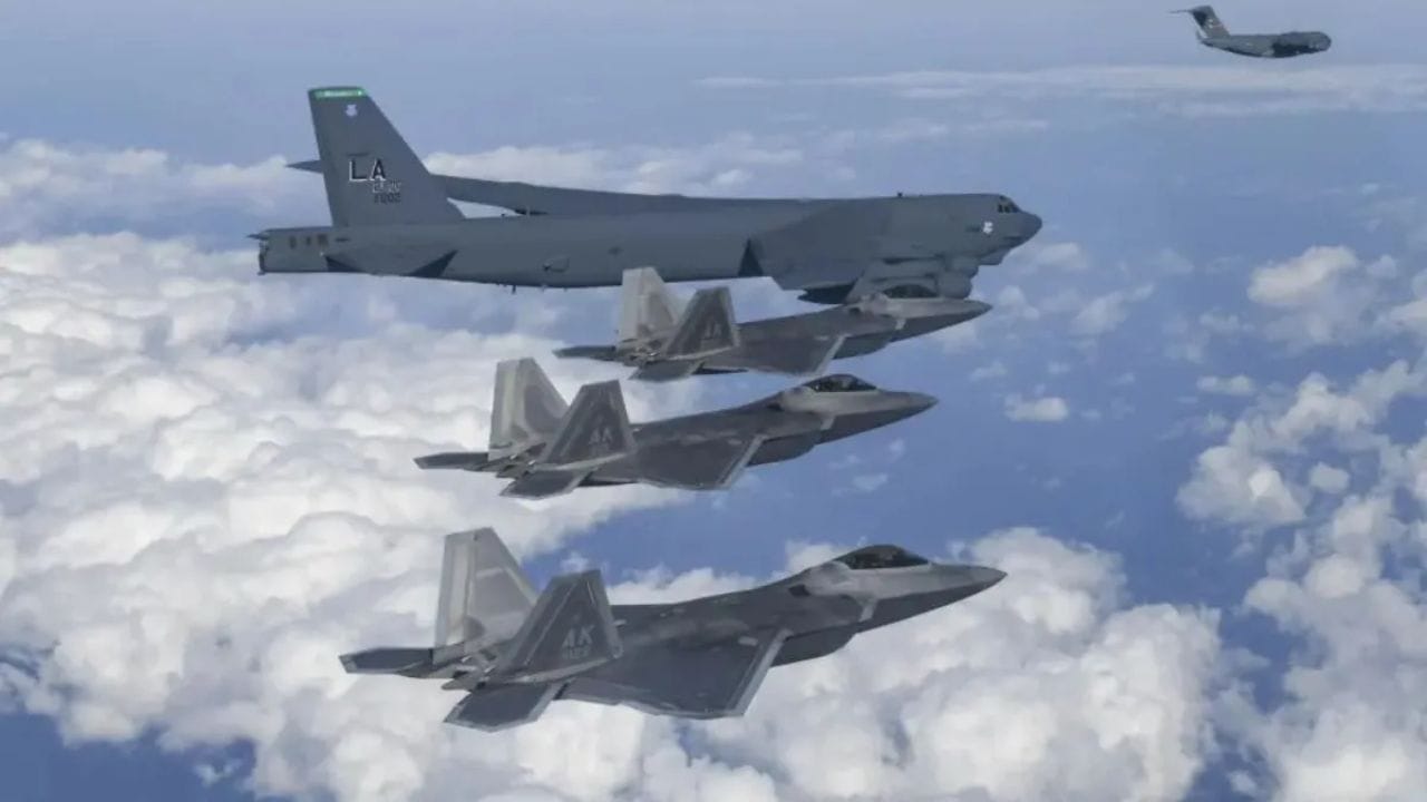 Israel US Iran War : अमेरिकेने इराणवर सोडले आण्विक क्षमतेचे बी-52 बॉम्बर, किती आहे खतरनाक ? Israel US Iran War : अमेरिकेने इराणवर सोडले आण्विक क्षमतेचे बी-52 बॉम्बर, किती आहे खतरनाक ?