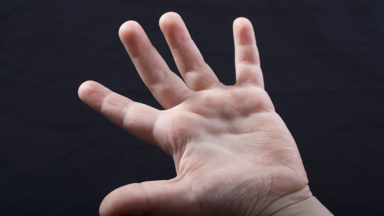  करंगळी (Little Finger) : हाताचे सर्वात शेवटचे आणि सर्वात लहान बोट म्हणजे 'करंगळी'. याला इंग्रजीत 'पिंकी' असे म्हणतात. हे बोट लहान असले तरी हाताच्या संपूर्ण शक्तीमध्ये याचा ३३ टक्के वाटा असतो. कीबोर्डवर काम करताना किंवा वाद्य वाजवताना याचे महत्त्व अनन्यसाधारण असते. जलतत्त्वाशी संबंधित असलेले हे बोट बुद्धी आणि संवादाचे प्रतीक मानले जाते.