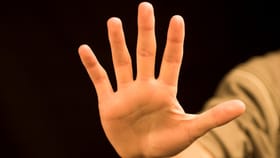 हाताच्या प्रत्येक बोटाला असतं वेगळं नावं, कोणतं बोट कशासाठी वापरतात?.