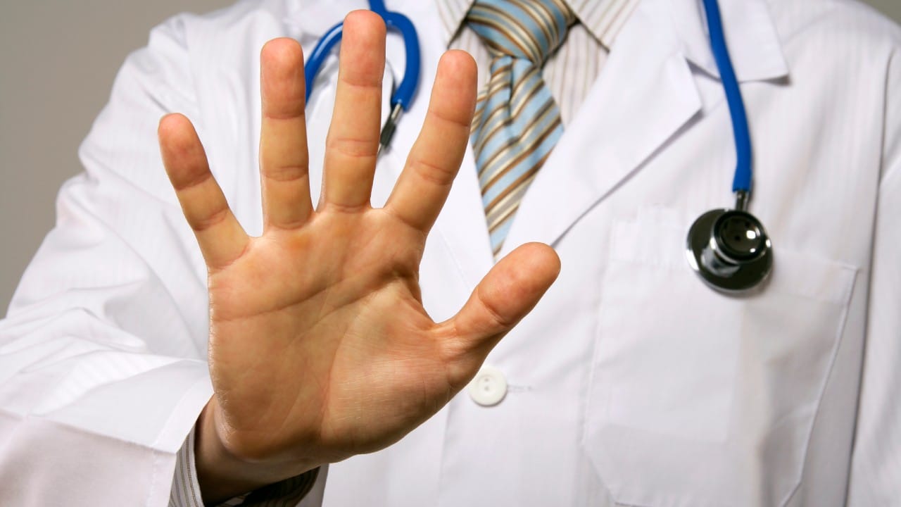 अंगठा : हाताचे सर्वात जाड आणि महत्त्वाचे बोट म्हणजे अंगठा. इतर चार बोटांच्या विरुद्ध दिशेला वळण्याची क्षमता केवळ अंगठ्यात असते, ज्यामुळे मानवाला कोणतीही वस्तू पकडणे शक्य होते. विज्ञानानुसार, अंगठ्याशिवाय हाताची कार्यक्षमता ५० टक्क्यांहून अधिक कमी होते.