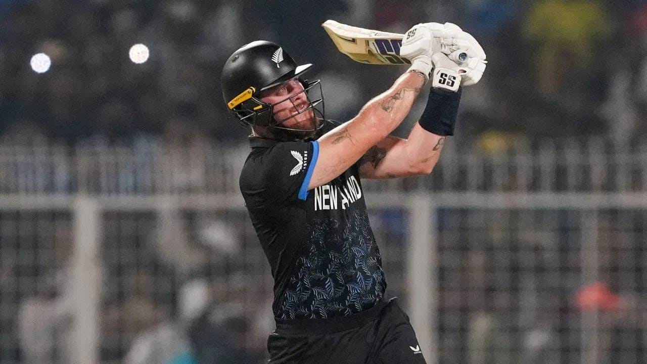 सेमीफायनल सामन्यात अवघ्या 12.5 ओव्हर्समध्ये न्यूझीलंड टीमने 170 धावांचं टार्गेट चेज केलं. या दरम्यान फिन ऐलनने 10 चौकार आणि 8 षटकारांसह टी 20 वर्ल्ड कपच्या इतिहासातील वेगवान शतक झळकावलं. 8 सिक्ससह त्याने एका खास कामगिरीची नोंद केली. (PHOTO CREDIT- PTI)