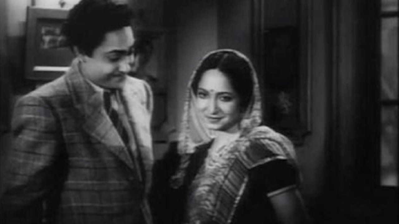 'किस्मत' हा चित्रपट 9 जानेवारी 1943 रोजी प्रदर्शित झाला. या चित्रपटाचे दिग्दर्शन ज्ञान मुखर्जी यांनी केले होते. चित्रपटात प्रमुख भूमिकेत अशोक कुमार आणि मुमताज शांती दिसले तर शाह नवाज यांनी इन्स्पेक्टरची भूमिका साकारली होती.