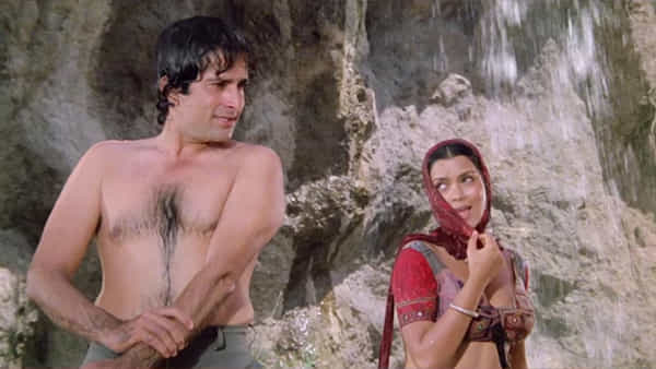 1978 साली प्रदर्शित झालेल्या 'सत्यम शिवम सुंदरम' या चित्रपटाने त्या काळात प्रचंड चर्चा आणि वाद निर्माण केले होते. दिग्दर्शक राज कपूर यांच्या या चित्रपटात अभिनेत्री जीनत अमान हिने साकारलेली ‘रूपा’ ही भूमिका प्रचंड गाजली पण त्याचबरोबर वादाच्या भोवऱ्यातही सापडली.