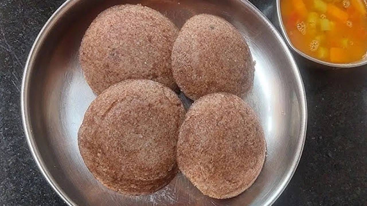  जर तुम्हाला अजून हेल्दी इडली हवी असेल तर त्यामध्ये तुम्ही खिसलेले गाजरही मिक्स करू शकता. गाजरासोबतच बिटही मिक्स केले तर ते अधिक उत्तम होईल. 