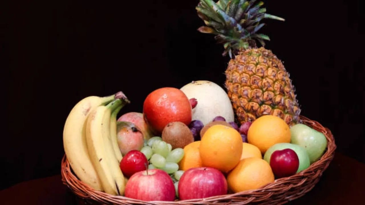 काही लोकांचा असा विश्वास आहे की, जर जेवणापूर्वी किंवा नंतर फळे खाल्ली तर शरीर त्यातील पोषक तत्वे पूर्णपणे शोषू शकत नाही. पण, तज्ज्ञांचे म्हणणे आहे की मानवी पचनसंस्थेची रचना अन्नातून जास्तीत जास्त पोषक तत्वे शोषून घेण्यासाठी केली गेली आहे.