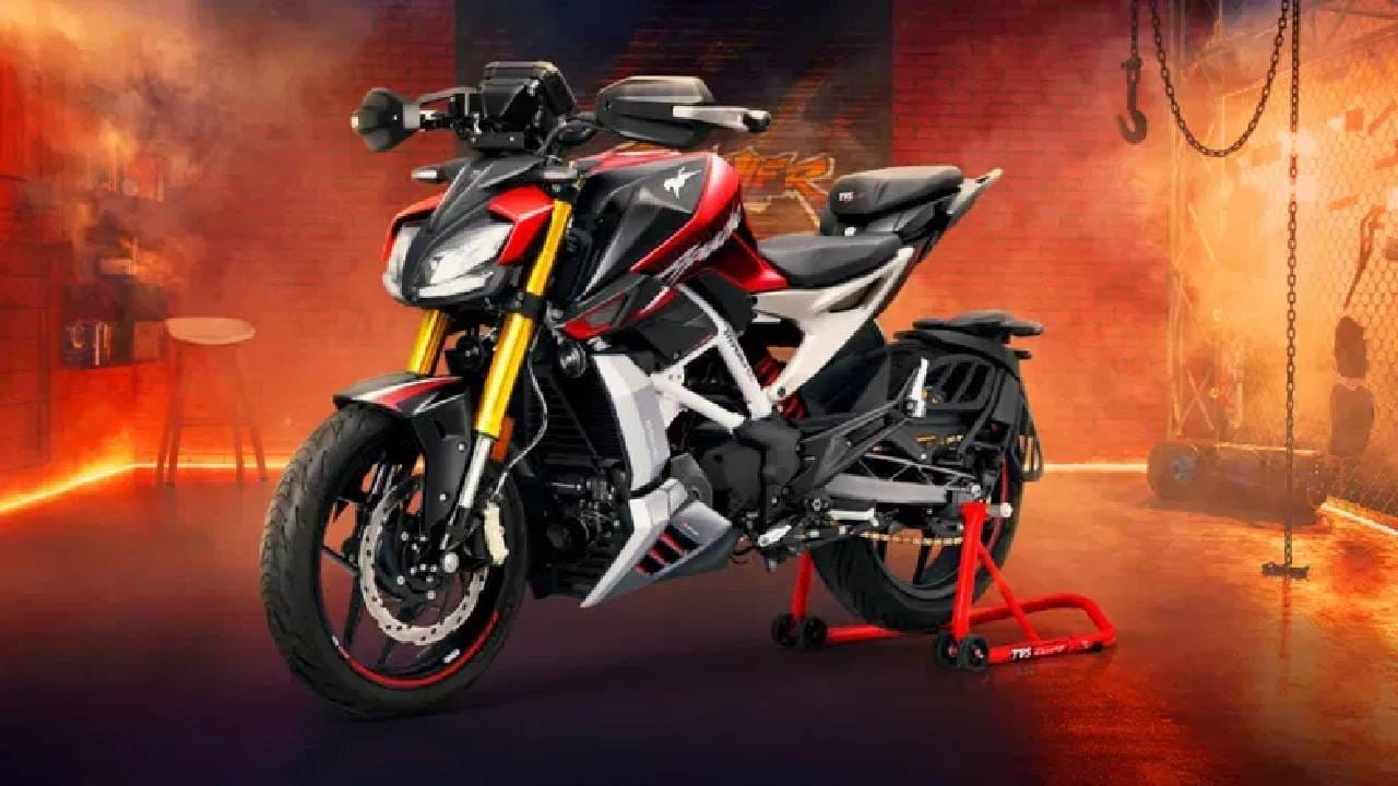 भारतात अजून तरी पेट्रोलचे दर स्थिर आहेत. पण काही ठिकाणी पेट्रोलचा तुटवडा जाणवू लागला आहे. पेट्रोल पंपांवर लांबच लांब रागा दिसत आहेत. अशा स्थितीत पेट्रोल जास्तीत जास्त वाचवणं गरजेच आहे. आज आम्ही तुम्हाला बाईकचा मायलेज वाढवणाऱ्या आणि पेट्रोल बचतीच्या काही टिप्स देणार आहोत. 