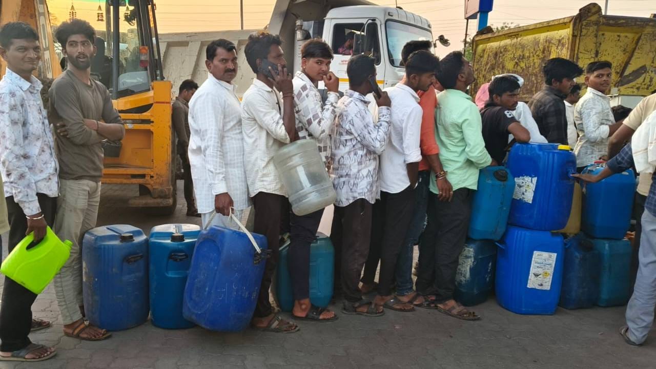 इंधन तुटवडा बाबत सोशल मीडियावर मेसेज व्हायरल झाल्यावर नागरिकांनी पेट्रोल पंपावर पेट्रोल डिझेल भरण्यासाठी मोठी गर्दी केलीय. वाहनाच्या लांब रांगा लागल्या आहे. नागरिकांनी घरातील प्लास्टिक कॅन, डब्बा, पाणी भरण्याचे टाके, घेऊन पंपावर गर्दी केली असल्याचे पाहायला मिळत आहे. जिल्हाधिकारी यांनी प्लास्टिक कॅन, डब्बा मध्ये इंधन देऊ, नये असे आदेश काढले असताना ही पंप चालक ऐकायला तयार नाहीय. ग्राहकांना प्लास्टिक कॅन डब्बा मध्ये पेट्रोल डिझेल देणे सुरूच आहे .