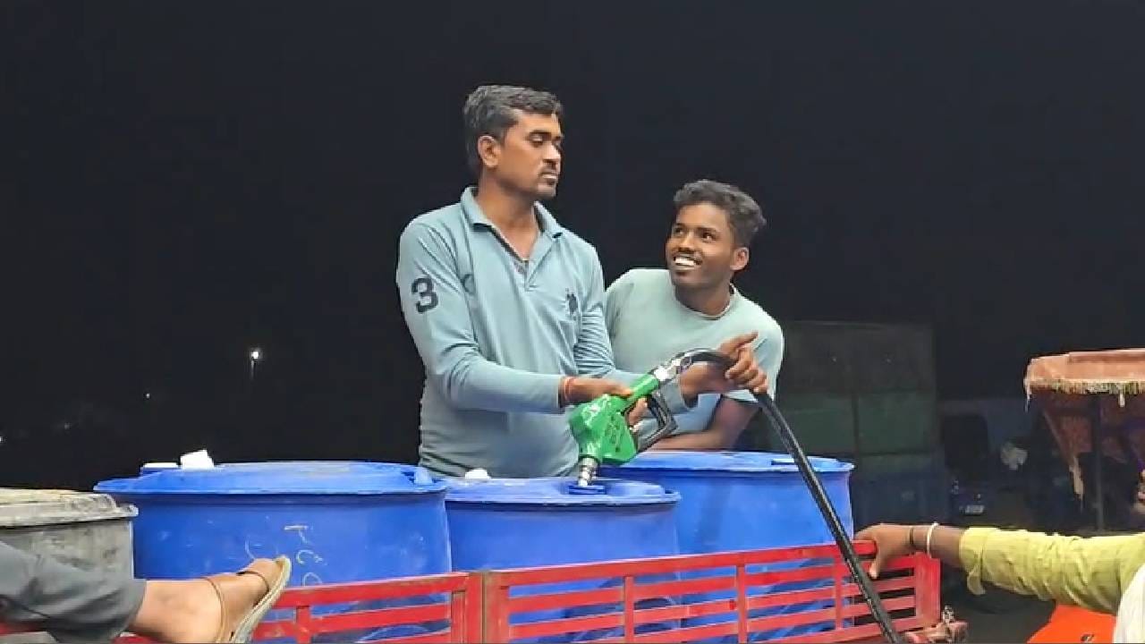 दुचाकी, चारचाकी, ट्रॅक्टर तसेच इतर वाहनांमध्ये इंधन भरून घेण्यासाठी पेट्रोल पंपांकडे लोक धाव घेत असल्याचे चित्र आहे. .डिझेल,पेट्रोल घेण्यासाठी टाक्या, हांडे, कॅन आदी वस्तू घेऊन पेट्रोल पंपावर गर्दी केली..पेट्रोल, डिझेल खरेदीसाठी माणसांसोबतच वाहनांच्याही रांगा लागल्याचे चित्र निर्माण झाले होते.