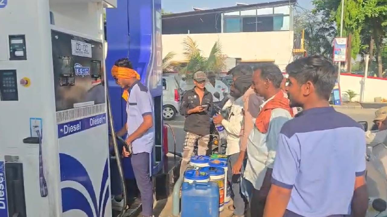 जालना शहरातल्या चौधरी नगर भागातल्या पेट्रोल पंपवर नागरिकांची मोठी गर्दी पाहायला मिळत आहे.  