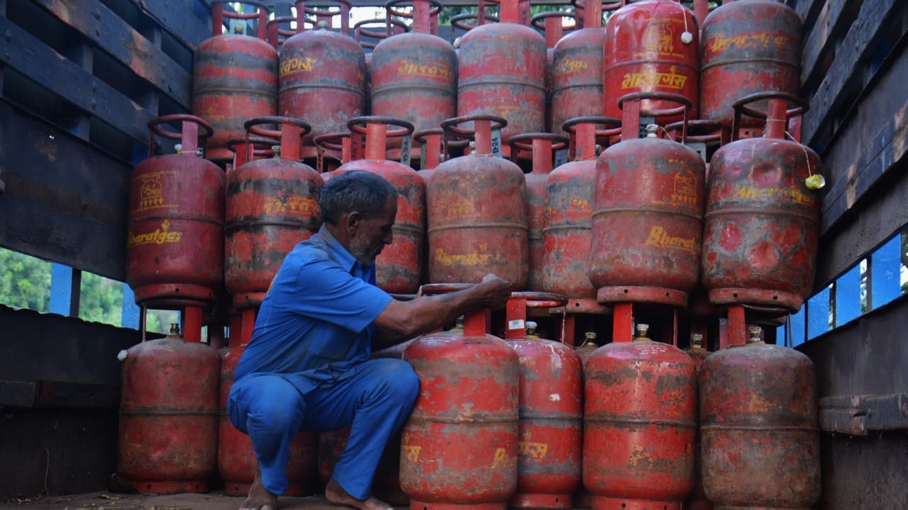 स्वयंपाक व्हायला नेहमीपेक्षा जास्त वेळ लागत असेल किंवा गॅसची ज्योत पिवळी आणि हळूहळू होत असेल तर हे गॅस संपत आल्याचे लक्षण आहे, अशी चिन्हे दिसताच वेळीच नवीन सिलेंडर बुक करणे शहाणपणाचे ठरेल.