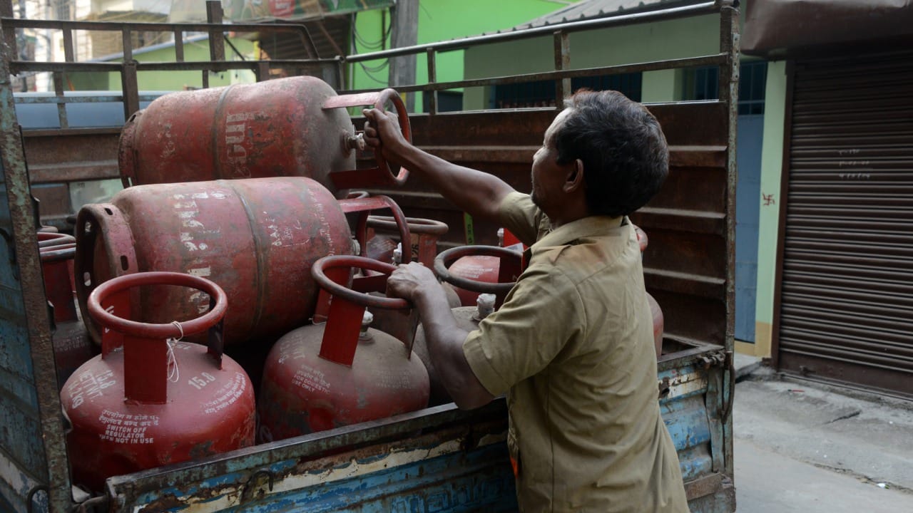 कधीकधी सिलेंडर स्वत:च गॅस संपत आल्याची पूर्वसूचना देतो. जर गॅसची ज्योत नेहमीसारखी निळी आणि प्रखर दिसत नसेल, तर समजावे की गॅस संपत आला आहे.
